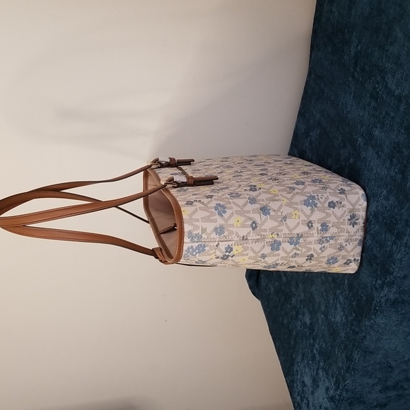 SOLD Michael Kors | Carry All Tote Vanilla Lugg Blue/Yellow Floral - Picture 4 of 11